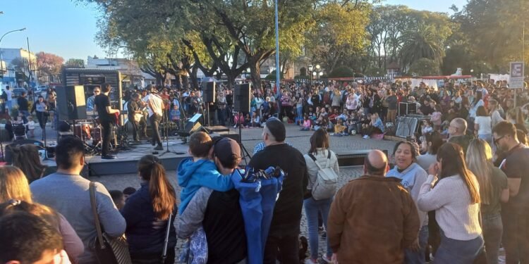 Una multitud disfrutó de Plaza Feria en el centro rafaelino