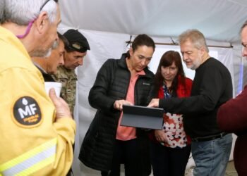 Mirabella visitó la zona desde la cual se combaten los incendios de las islas