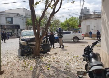 Fuerte accidente entre dos camionetas en pleno centro