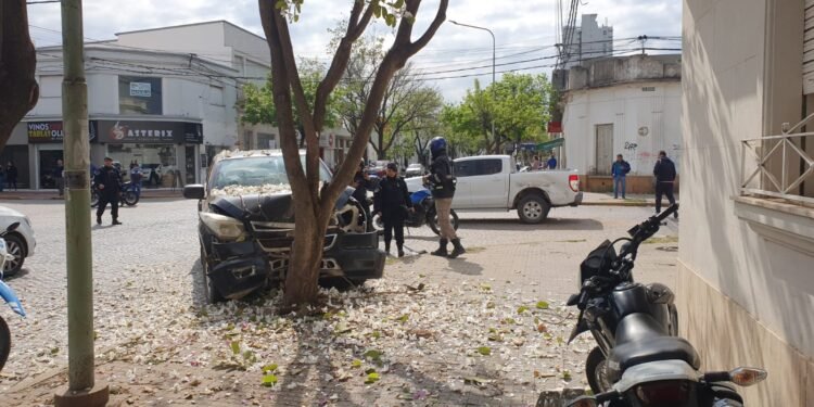 Fuerte accidente entre dos camionetas en pleno centro