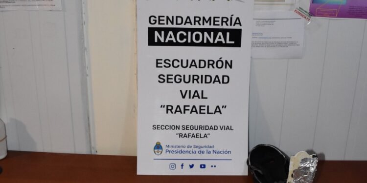 Sorpresa y media: llevaba más de 700 gramos de cocaína en las zapatillas