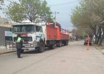 Multaron a camiones por circular en áreas urbanas prohibidas