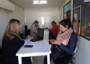 Jueves de muchas consultas para PAMI y ANSES en Rafaela en Acción