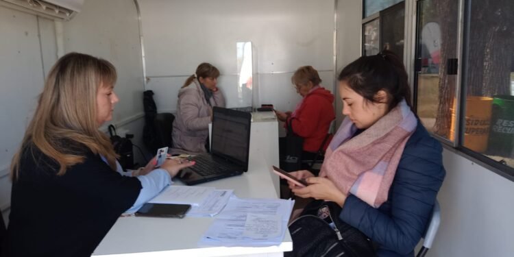 Jueves de muchas consultas para PAMI y ANSES en Rafaela en Acción