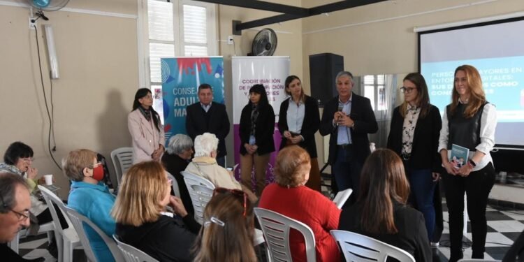 Se presentó el programa para personas mayores en entornos digitales
