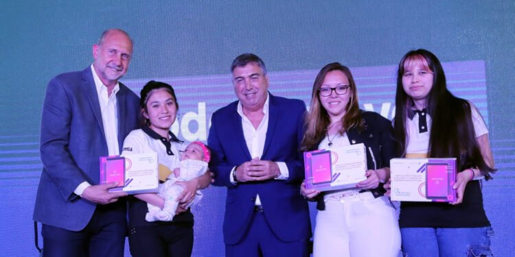 Provincia y Nación comenzaron con la entrega de más de 5.000 tablets en todo el territorio santafesino