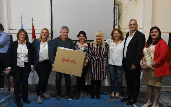 Entregaron 25 computadoras para fortalecer el sistema de salud regional