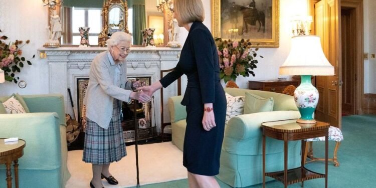 Truss rindió homenaje a Isabel II y llamó a apoyar al heredero del trono