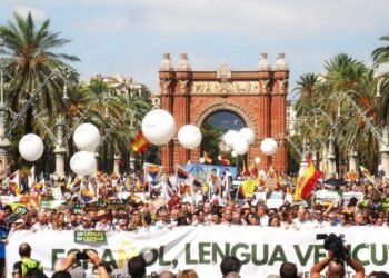 Una multitud se manifestó en Barcelona a favor del idioma castellano en las escuelas