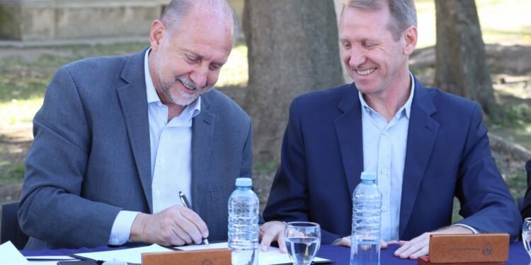 Perotti firmó convenio para la pavimentación de una calle troncal de Sunchales