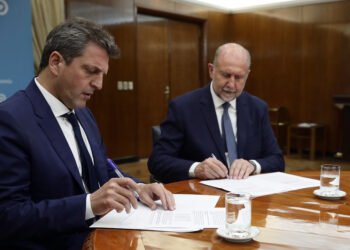 Perotti y Massa firmaron la cesión de los títulos de la deuda histórica