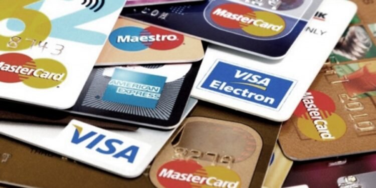 Los consumos con tarjeta superiores a US$ 300 por mes pagarán una percepción de 25%