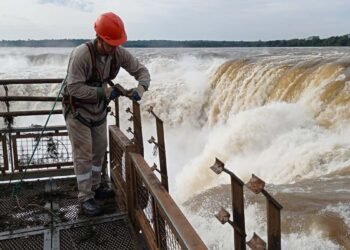 El delantero portugués Cristiano Ronaldo, quien dejará el Manchester United en enero, puede regresar al futbol italiano y al Nápoli, según lo reveló este martes la prensa británica.  «El tiempo de CR7 en Manchester United ha terminado. La ruptura entre el portugués y el club, especialmente con el entrenador holandés Ten Hag, ahora es irreconciliable», asegura el periódico británico The Sun.  Según trascendió, el club estaría listo para desprenderse del portugués de 37 años en el mercado de pases de enero y la situación en Old Trafford abrió una serie de hipótesis sobre el futuro del ex Juventus.  Para The Sun el portugués «podría volver a jugar en Italia» y en el horizonte aparece el Nápoli ya que los «azurri» habían intentado el año pasado contratar al atacante luso que actualmente percibe unos 25 millones de euros por año.  Chelsea, Newcastle y Arsenal también analizaron en su momento contratar a Cristiano Ronaldo pero al Manchester United prefiere venderlo a otro país para no enfrentarlo como adversario.