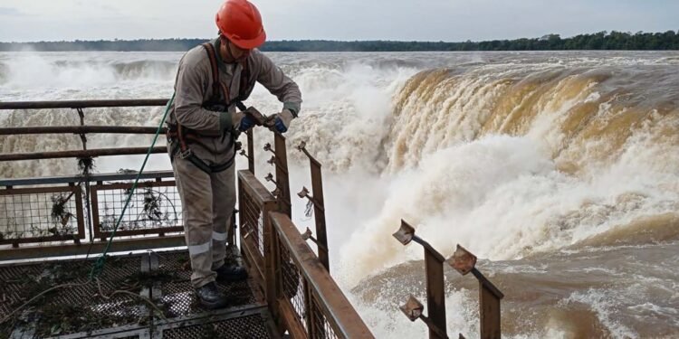 El delantero portugués Cristiano Ronaldo, quien dejará el Manchester United en enero, puede regresar al futbol italiano y al Nápoli, según lo reveló este martes la prensa británica. «El tiempo de CR7 en Manchester United ha terminado. La ruptura entre el portugués y el club, especialmente con el entrenador holandés Ten Hag, ahora es irreconciliable», asegura el periódico británico The Sun. Según trascendió, el club estaría listo para desprenderse del portugués de 37 años en el mercado de pases de enero y la situación en Old Trafford abrió una serie de hipótesis sobre el futuro del ex Juventus. Para The Sun el portugués «podría volver a jugar en Italia» y en el horizonte aparece el Nápoli ya que los «azurri» habían intentado el año pasado contratar al atacante luso que actualmente percibe unos 25 millones de euros por año. Chelsea, Newcastle y Arsenal también analizaron en su momento contratar a Cristiano Ronaldo pero al Manchester United prefiere venderlo a otro país para no enfrentarlo como adversario.