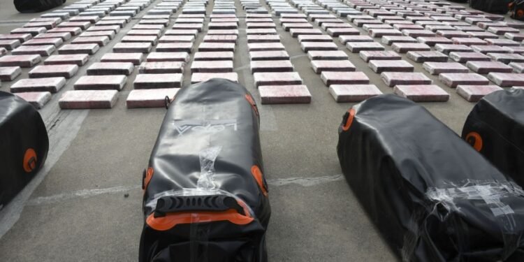 Seis detenidos y casi media tonelada de cocaína secuestrada a un clan peruano