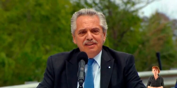 Alberto Fernández anunció un bono para los sectores más postergados