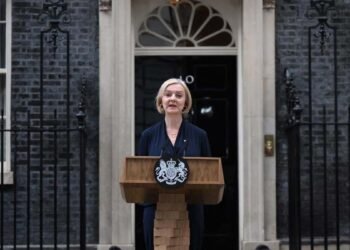 Renunció Truss, tras seis semanas en el cargo y acorralada hasta por los suyos