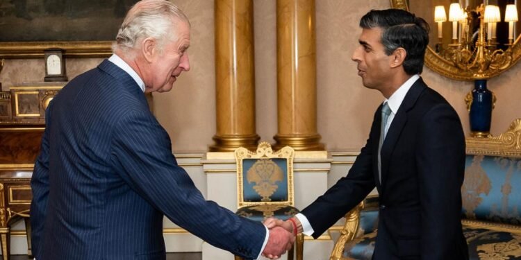 Rishi Sunak fue nombrado primer ministro británico por el rey Carlos III