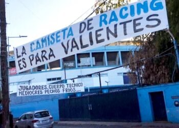 Plantel y cuerpo técnico de Racing fueron recibidos con pasacalles agresivos
