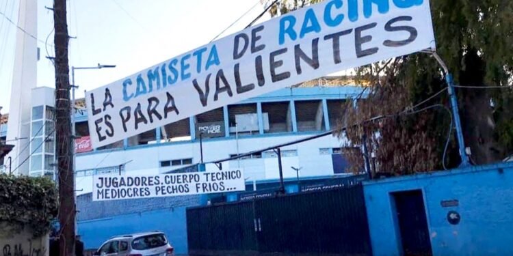 Plantel y cuerpo técnico de Racing fueron recibidos con pasacalles agresivos