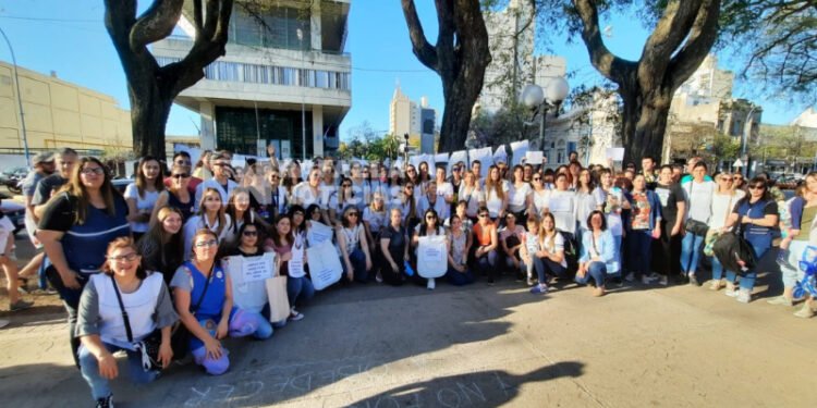 Docentes autoconvocados se movilizaron en la plaza 25 de Mayo