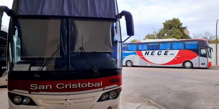 Hubo acuerdo y no habrá paro de micros interurbanos