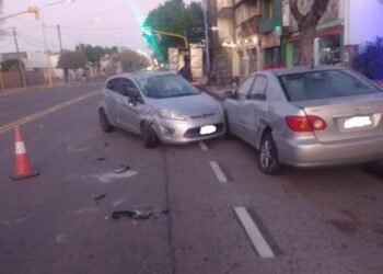Perdió el control  y chocó a un auto parado en la avenida Santa Fe