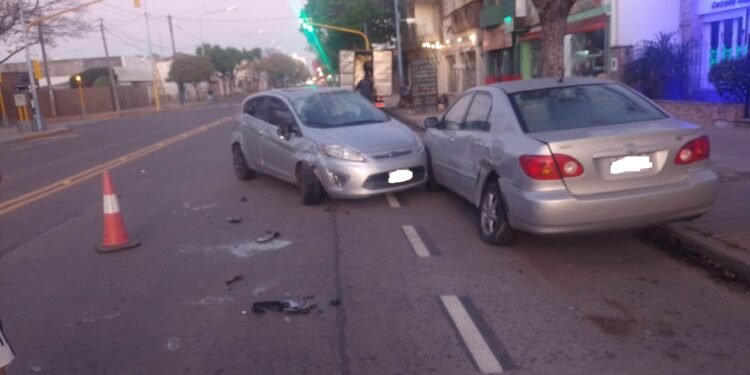 Perdió el control  y chocó a un auto parado en la avenida Santa Fe