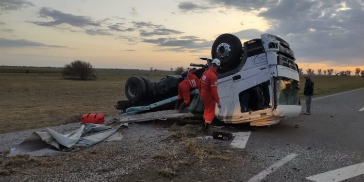 Volcó un camión en la Autovía 19, cerca de Angélica