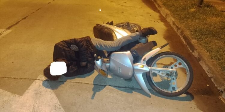 Sin casco y «sin cabeza», quedó dormido sobre el asfalto y sobre su moto