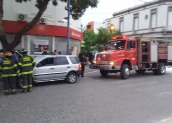 Susto en el centro: se prendió fuego un auto