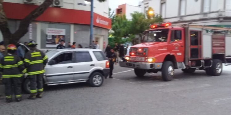 Susto en el centro: se prendió fuego un auto