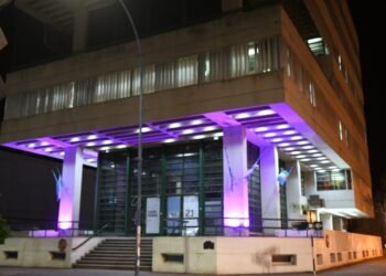 Edificios pintados de rosa por el mes de lucha contra el cáncer de mama