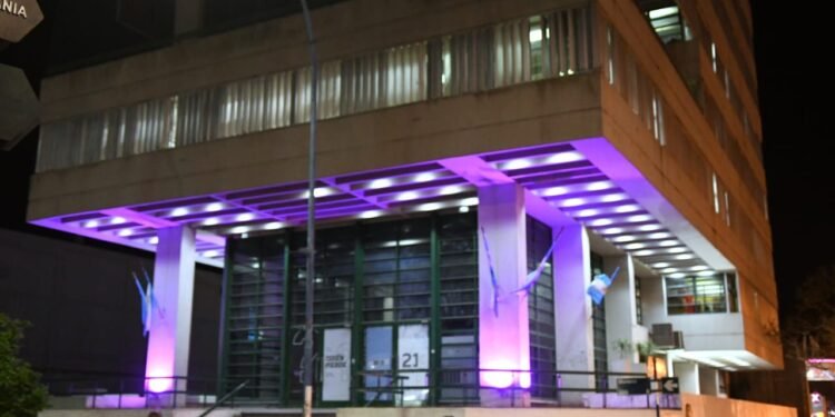 Edificios pintados de rosa por el mes de lucha contra el cáncer de mama