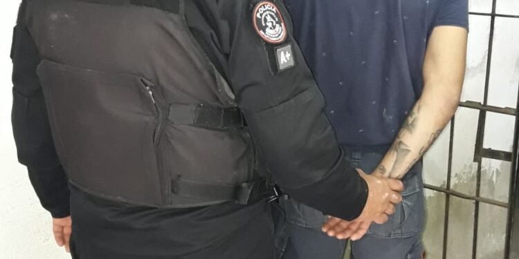 Robó un teléfono, pero lo corrieron los vecinos y terminó preso