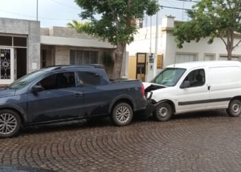 Calzada resbaladiza, tránsito cargado y….choque en cadena