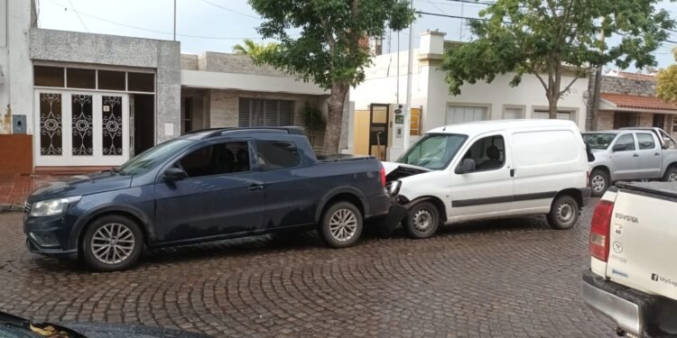 Calzada resbaladiza, tránsito cargado y….choque en cadena