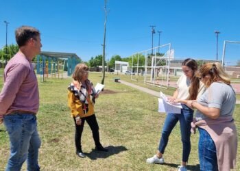 Siguen renovando juegos infantiles en espacios verdes