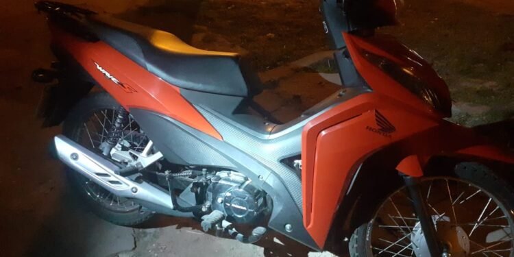 Madre honesta: su hijo llegó con una moto robada y lo denunció