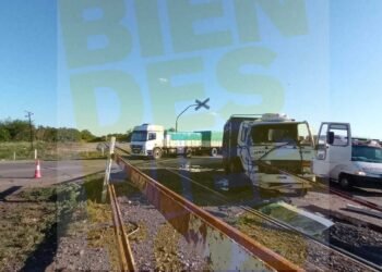 Un camión chocó en el paso a nivel del INTA y no fue tragedia por milagro