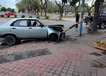 Otro conductor alcoholizado: chocó un semáforo en pleno centro