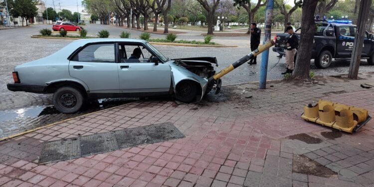 Otro conductor alcoholizado: chocó un semáforo en pleno centro