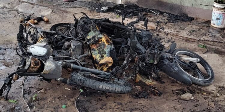 Susto grande: se incendiaron dos motos y afectó a una casa