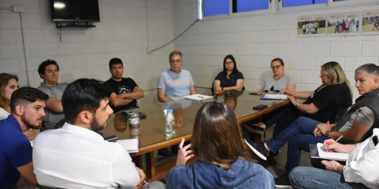 Castellano se reunió con vecinos del barrio Los Arces
