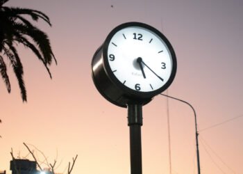 Colocaron un nuevo reloj en el primer cantero de Bv. Santa Fe