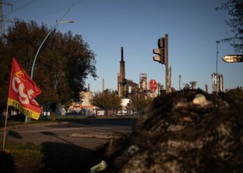 El gobierno francés intervino en un depósito de combustible en huelga
