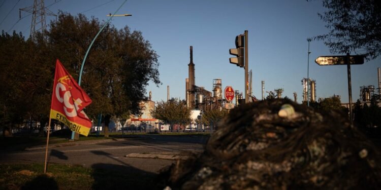 El gobierno francés intervino en un depósito de combustible en huelga