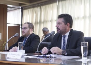 Gritos y tensión en el Concejo por la suspensión de una sesión en el DIAT