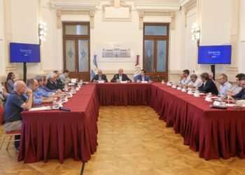 Perotti encabezó una reunión con las empresas adjudicatarias del programa Santa Fe Más Conectada