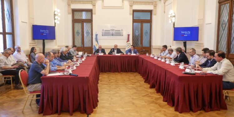 Perotti encabezó una reunión con las empresas adjudicatarias del programa Santa Fe Más Conectada